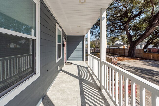 Building Photo - 3 BD 2.5 Bath Charming Home