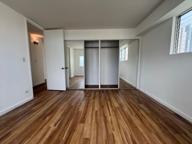 Building Photo - 2 Bed/1.5 Bath/1 Parking at Twin Towers in...