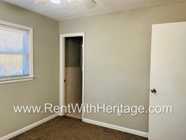 Building Photo - Amazing 4 Bedroom/ 2 Bath Home / Bonus Roo...