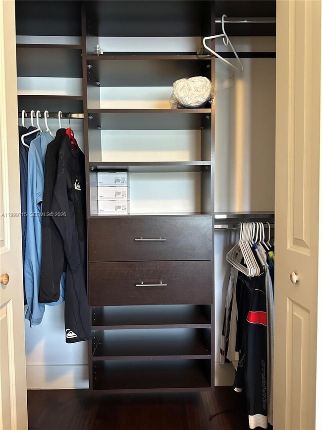 Building Photo - 925 NE 26th Ave