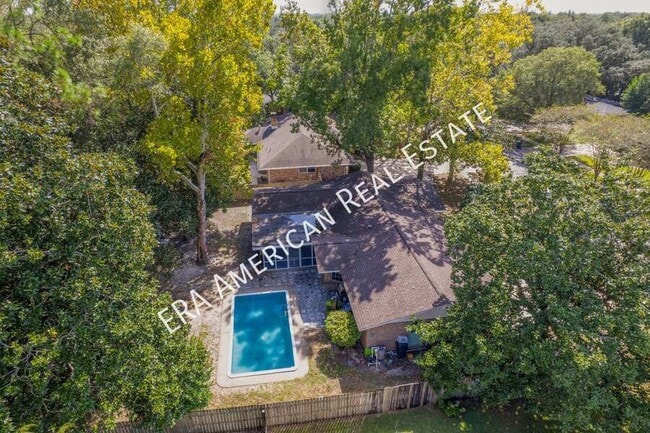 Building Photo - 614 Merioneth Dr NE