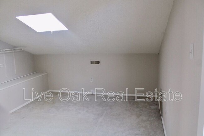 Building Photo - 3200 Lynnhaven Dr