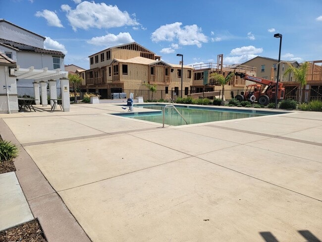 Building Photo - Beautiful 3 story home with 4 bedrooms 3.5...