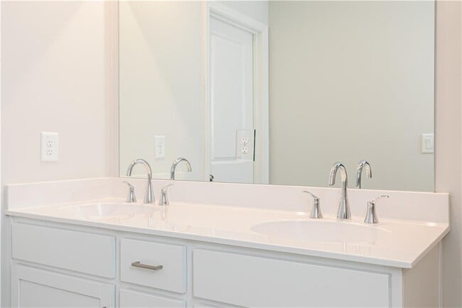 Building Photo - 3069 Cambridge Ml St