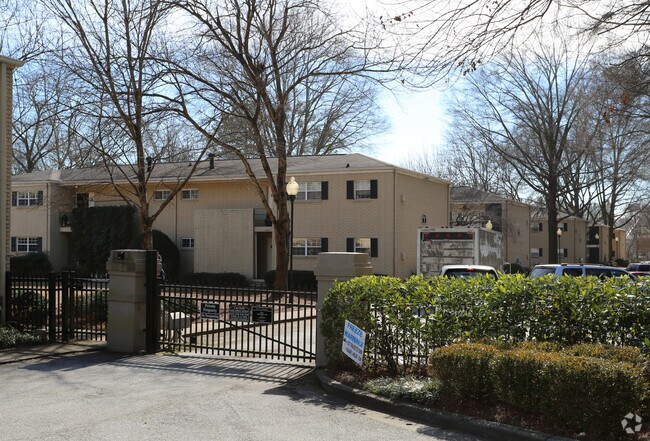 Building Photo - Woods Crossing Of Buckhead