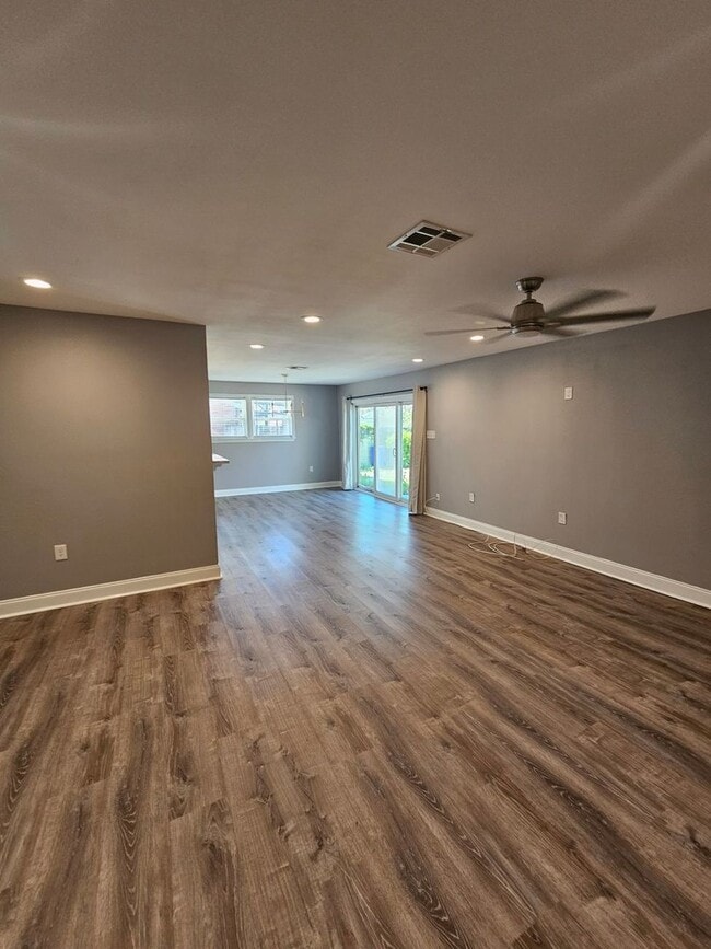 Building Photo - 4 Bedroom, 2 Bath Newly Renovated House for Lease