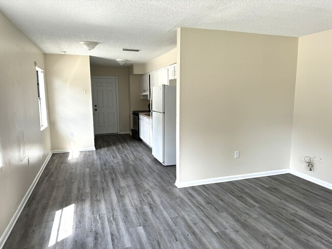 Building Photo - Lakeland 2BR/1BA Apartment! HUGE BEDROOMS!...