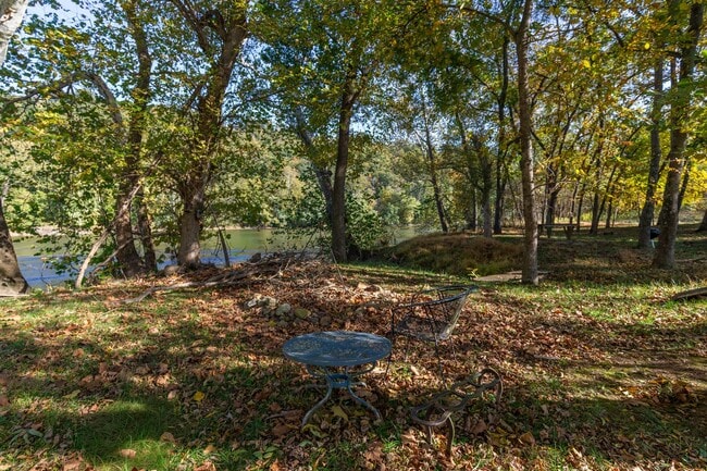 Building Photo - 1 bed, 1 bath River View Cottage in Charle...