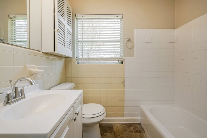 Building Photo - 640 Oakdale Dr