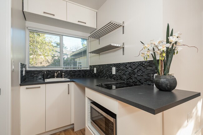 Building Photo - 3251 Vickers Dr