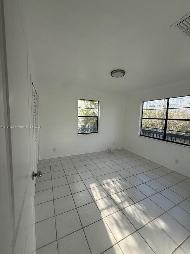 Building Photo - 143 Valois Blvd