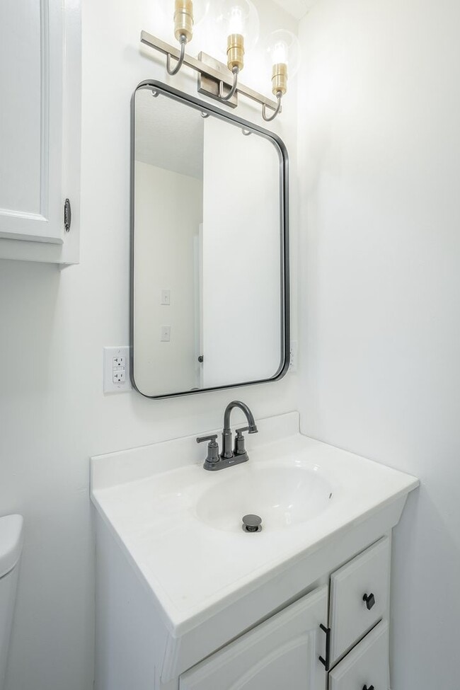Building Photo - 1364 Meadowood Dr