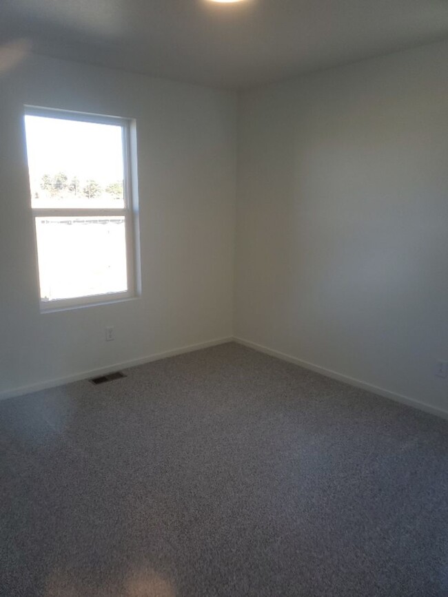 Building Photo - Exquisite 3 Bed 2.5 Bath Single Family Home