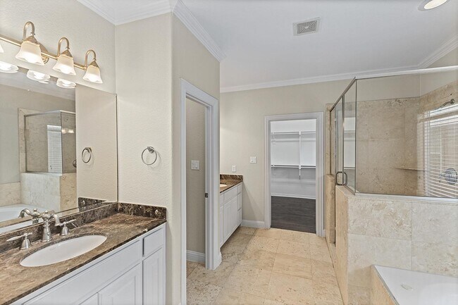 Building Photo - Chic M Streets townhome near shopping & di...