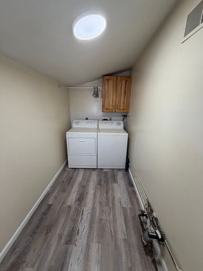 Building Photo - Newly updated 2nd floor Laurel Springs condo, Exeter Township