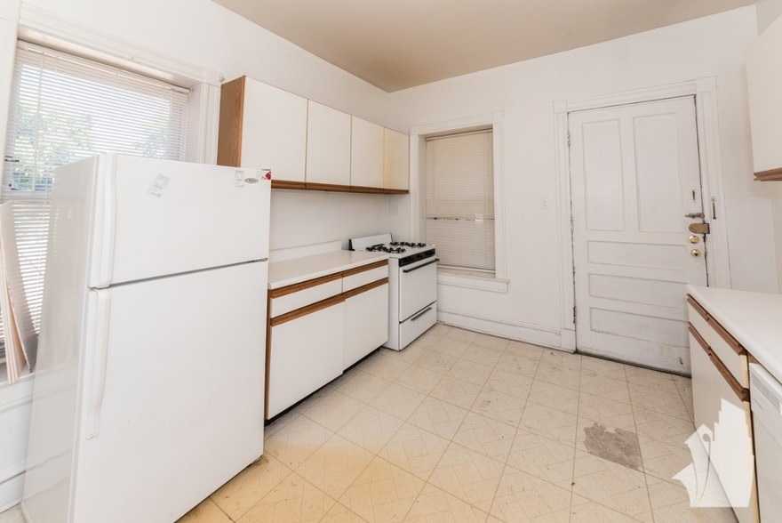 Building Photo - 853 W Lill Ave