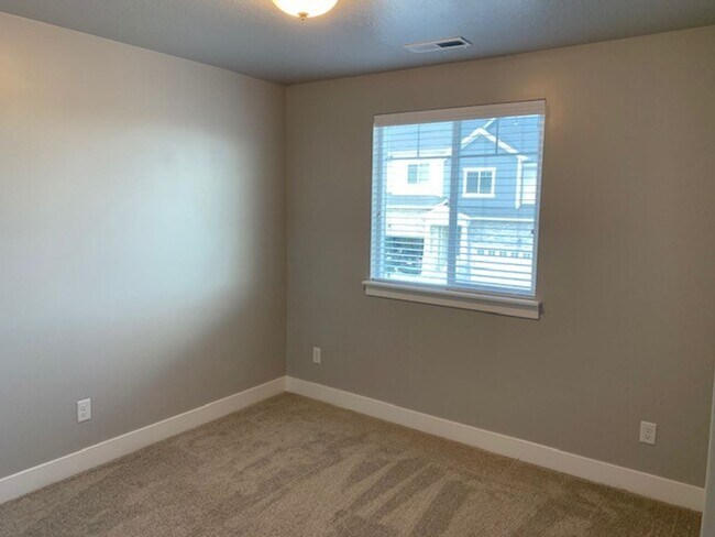 Building Photo - Beautiful Townhome in Great Location!