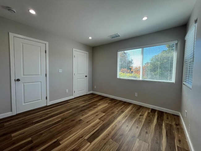 Building Photo - 12 Greenwood Ln
