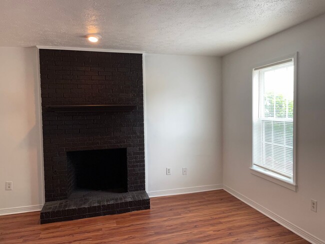 Building Photo - 3 bed 2 bath town home available in NE Jac...