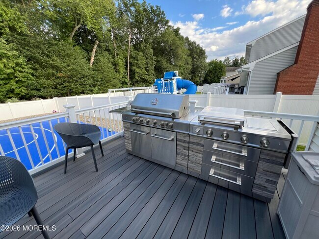 Building Photo - 8 Ridge Rd