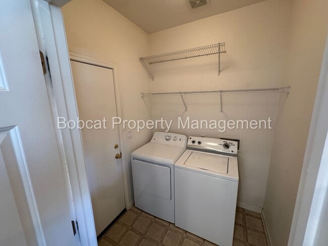 Building Photo - 3 Bedroom, 2 Bathroom Home Located in Dayton