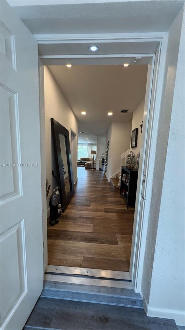 Building Photo - 6691 NW 107 Ct