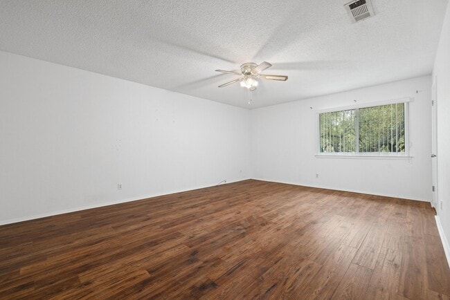 Building Photo - Happiness on Harcourt!