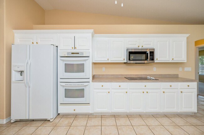 Building Photo - Spacious Home in Navarre!