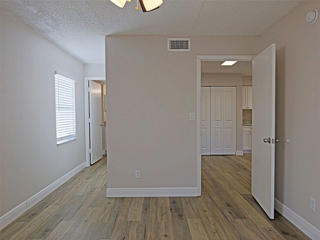 Building Photo - Mystic Gardens 5309-905