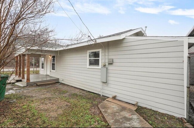 Building Photo - 1301 Roosevelt St