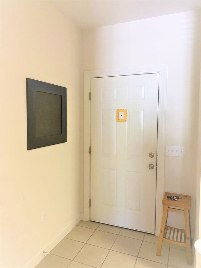 Building Photo - Furnished! Cozy one bedroom with large bedroom, walk in closet. Community ,pool and gym