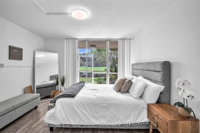 Building Photo - 9431 Live Oak Pl