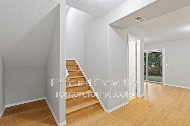 Building Photo - 7533 SW Applegate Dr