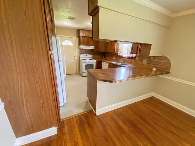 Building Photo - 2BR/1BA Duplex Near McNeese State University