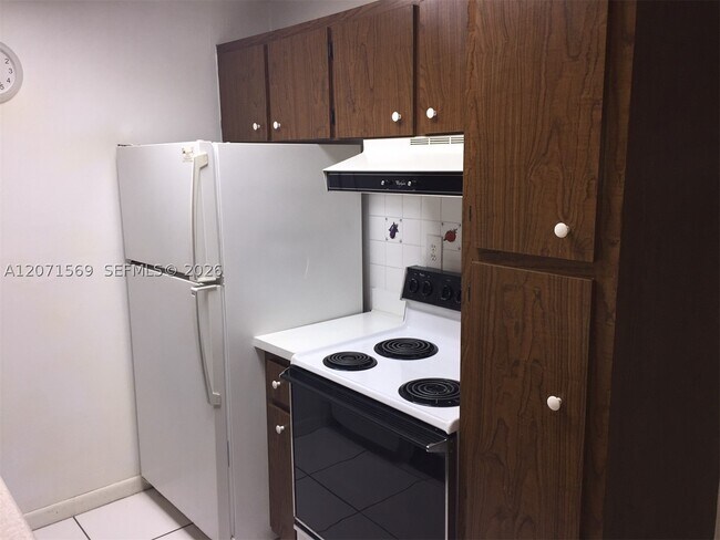 Building Photo - 10822 N Kendall Dr