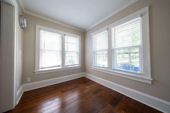 Building Photo - 2654 N Vincent Ave