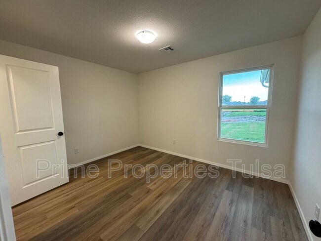 Building Photo - 3012 S Redwood Ave