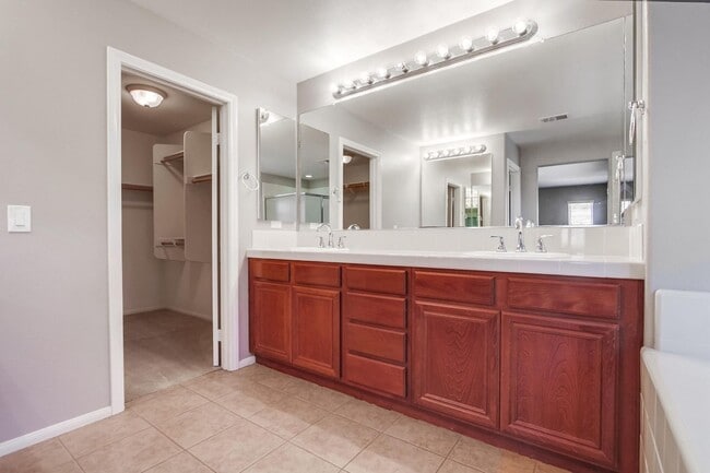 Building Photo - Beautiful 5 bedroom home in highly desired Carlsbad neighborhood