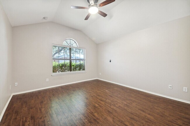 Building Photo - 4 Bedroom Single Family in Crossroads