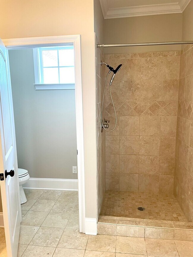 Building Photo - Lakeside Living in Loudon