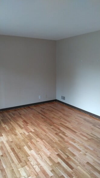 Living room - 1537 Linden St