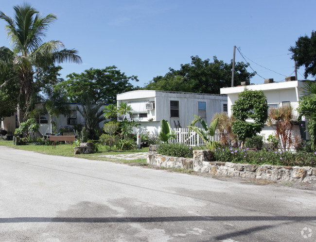 Building Photo - The Palms at Pine Island