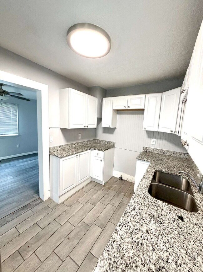 Building Photo - 2 bed, 1 Bath: Updated Inside!