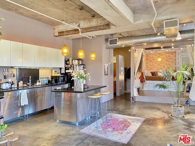 Building Photo - 1855 Industrial St