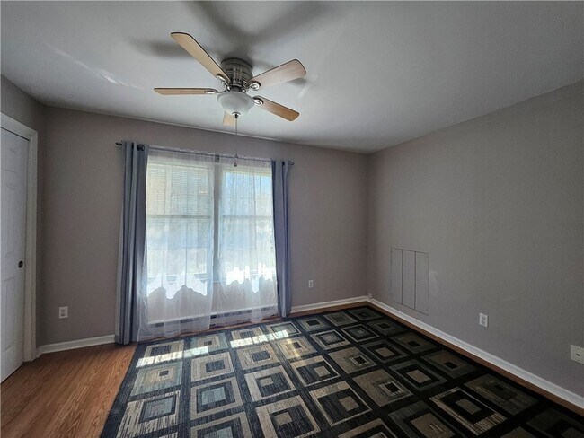 Building Photo - 102 Meadow Dr