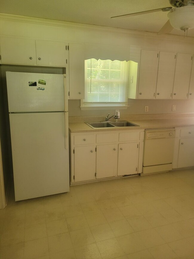 Building Photo - 3102 Northwoods Dr