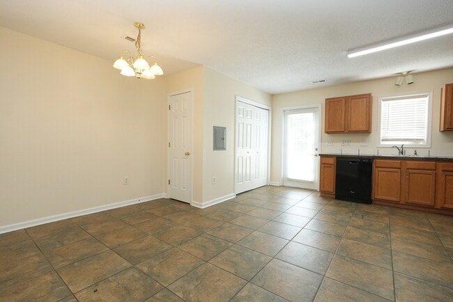 Building Photo - Charming 2-bedroom, 2.5-bath home