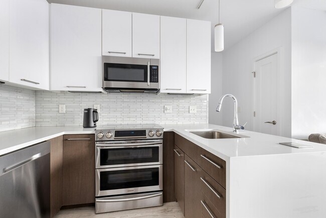 Building Photo - 70 S Bremen St