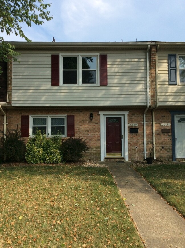 Primary Photo - Spacious Townhouse Recently Updated