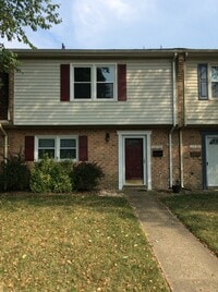 Building Photo - Spacious Townhouse Recently Updated